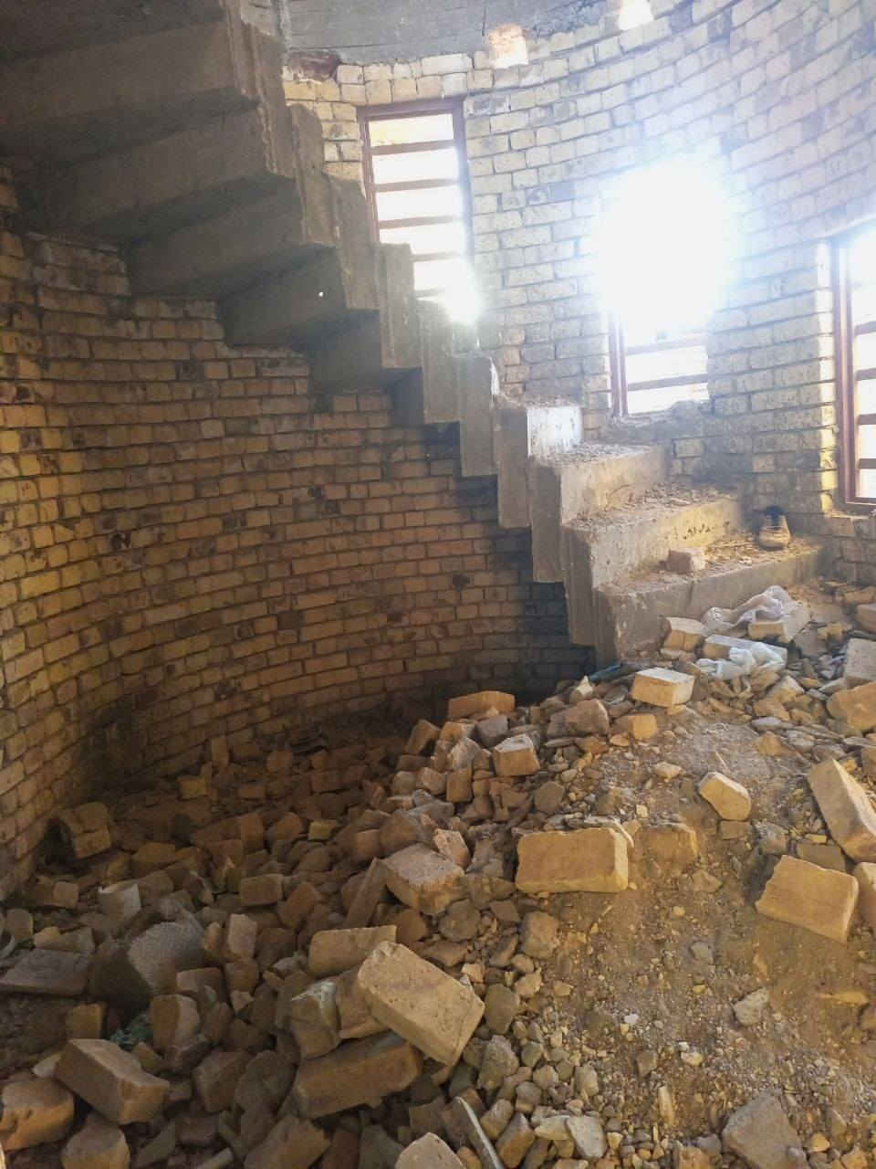 السلام عليكم بيت ٢٠٠ متر زراعي بلكوت الجديده شارع الاقواس مشمول بلتطويب بي ٣ غرف نوم غرفتين جوه ومطبخ وصاله واستقبال وحديقه داخليه ومجموعه صحيات داخل وخارج والطابق الثاني غرفه وبيتونه ب٥٥ وبي مجال ***********
