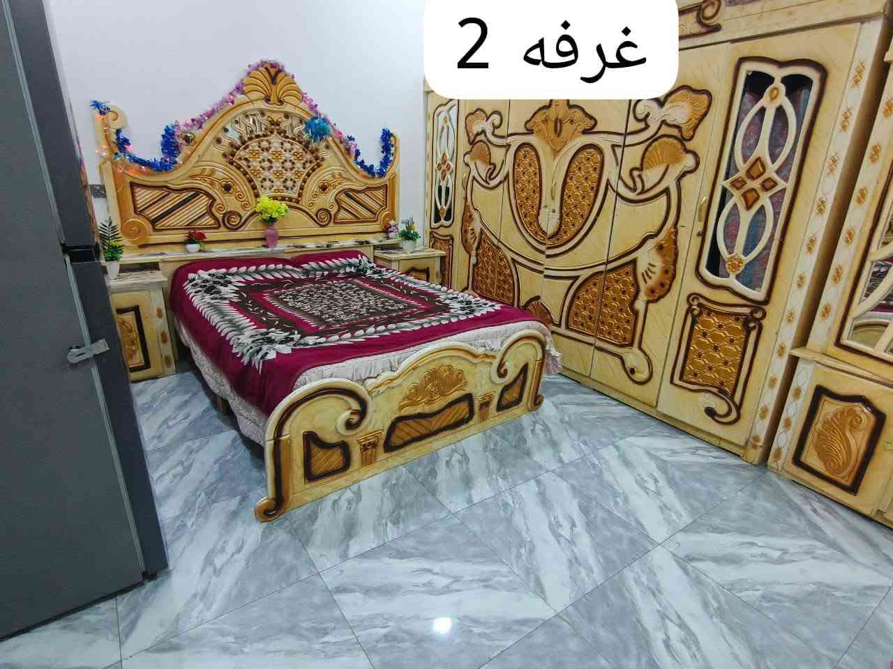 السلام عليكم بيت للبيع 200م بحي السبل النزله الثانية يبعد عن المدرسة رابع بيت 
متكون من غرفتين+استقبال+صاله +مطبخ +صحيات داخليه وخارجية 
 ماء كهرباء بل باب 
السعر 80وبي مجال     هاتف ***********
