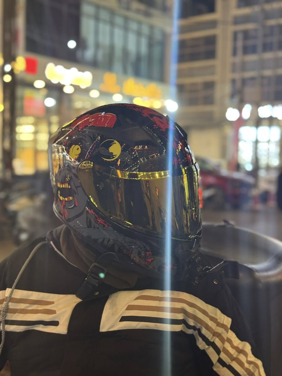 سلام عليكم هاي الخوذه للبيع + عندي جامات كل الالوان  *********** راسلني واتس وبخدمتك
