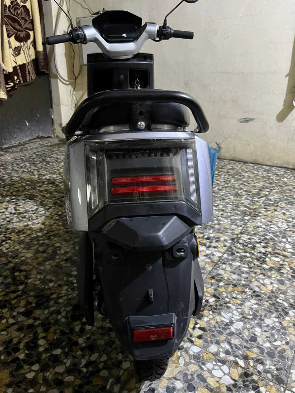 سلام عليكم دراجه شحن للبيع 6 بطاريات بريكات هايدروليك اشاير يمنه يسره ملف 2000 دراجه ستخدام 3اشهر جديده السعر600 وبيه مجال مكاني بغداد ابوغريب ***********هاذه رقمي للتصال اي استفسار ومتواجد فيس
