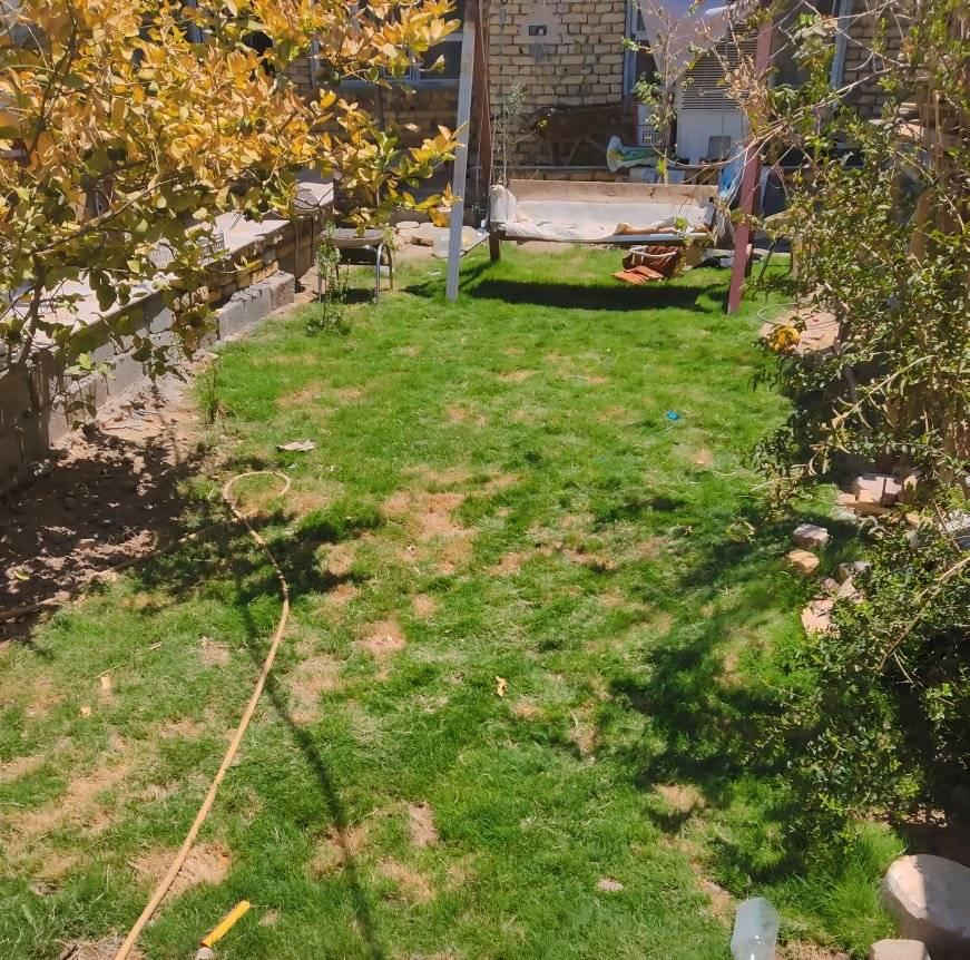 السلام عليكم
بيت للبيع المساحة 330 متر بالبيضاء يبعد عن سدة الكارضية 300 متر تقريبا بالبيضاء بشارع المدرسة الكرفانات الي بنوها جديد جوار حسينية بنت الهدى 
البيت يحتوي على
استقبال 6 ×4
غرفتين نوم 5×4
الصالة 9×4
مطبخ حار 2.5×2.5
مطبخ بارد 4.40×5.20
كراج 15 متر
حديقة 70 متر
السطح مطبك شتايكر
ترك مساحة ترهم مخزن أو غرفة 
البيت بناء طابوك مسلح كامل مكمل 
نقص فقط ستارة
بالإضافة إلى مشتمل مع البيت 
يباع أما البيت والمشتمل أو البيت فقط
الخدمات........
كيبل ضوئي
المدارس تبعد 70 متر
الكهرباء والمي والمجاري بالباب
عيادات طبية قريبة 
شارع رئيسي مو فرعي 10 متر  
للاستفسار اكثر خاص او اتصال+واتساب
***********
*********** دهل اوران, واسط
