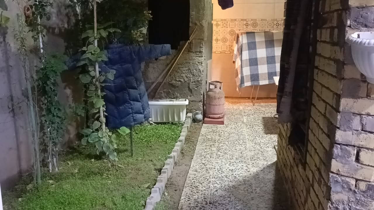 دار سكن طابو زراعي للبيع مساحه 200متر غرفتين نوم وهول ومطبخ وستقبال صحيات داخلية  بيت ركن على شارع رئيسي مرقم من قبل البلديه للاستفسار الاتصال على الرقم التالية ***********/***********
