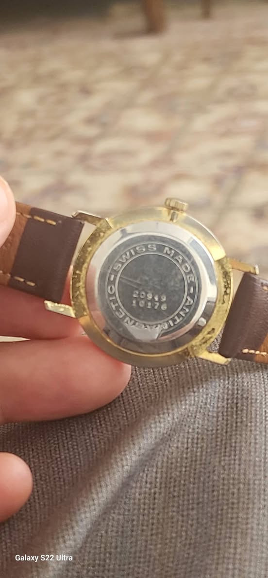 "أناقة الزمن السويسري الصافي؛ ساعة Buler كلاسيكية تجسد بساطة الستينات بتفاصيل ذهبية مذهلة. بمحرك ميكانيكي ينبض بـ 17 جوهرة، ومينا يشعّ بريقاً يخلو من الشوائب، هي ليست مجرد أداة لقياس الوقت، بل قطعة 'أنتيك' تجمع بين متانة الصناعة ورقة التصميم."


**إذا كنت صاحب هذا الإعلان وتريد حذفه لأي سبب، رجاءا أرسل رسالة إلى الدعم الفني**