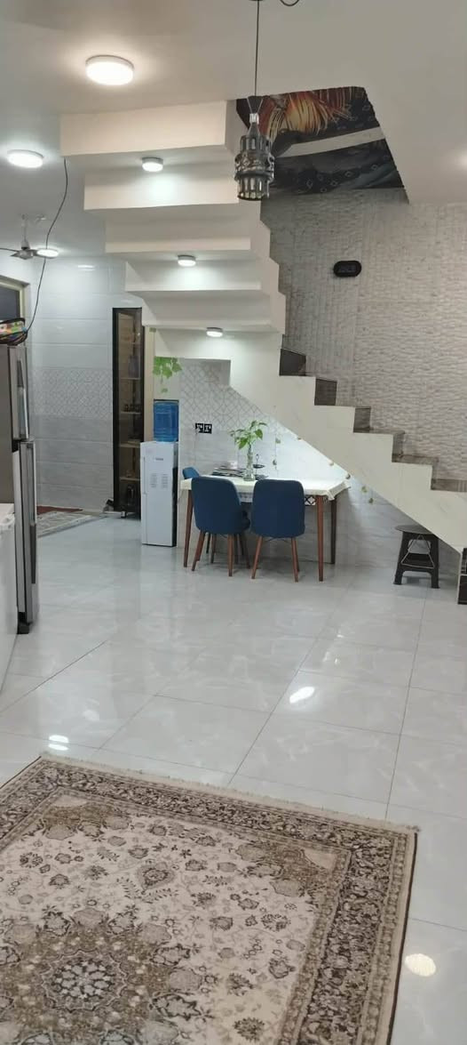 _دار للبيع المساحه 150 متر، الطهمازيه تقاطع شريفه بنت الحسن، على ركن شارعين، الدار طابقين 

_الطابق الأول: 
غرفه نوم + استقبال + هول + مطبخ + مجمع صحيات

_الطابق الثاني: 
غرفتين نوم + هول 

_علماً ان الطابق الثاني يحتوي على نواقص خفيفه ولاكن الطابق الأول كامل وجهاز للسكن

_للأستفسار مراجعه مكتب القبه الذهبيه أو الأتصال على الأرقام التاليه: 
***********
***********
***********
