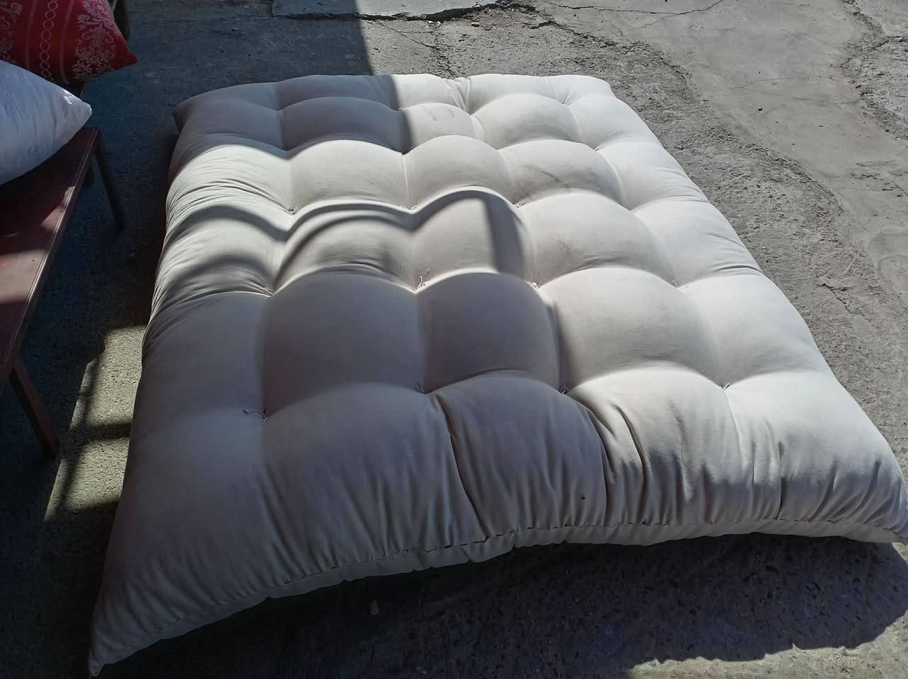 يوجد خدمة توصيل خياطة ومفروشات السكر لعمل وبيع كافة انواع المفروشات مستعدون لعمل جهاز العرائس المطارح والجودليات وعمل دواشك الفقرات مستعدون لنفش الصوف وندف القطن حي السكر قرب جامع الرحمة موبايل*********** يوجد خدمة توصيل
