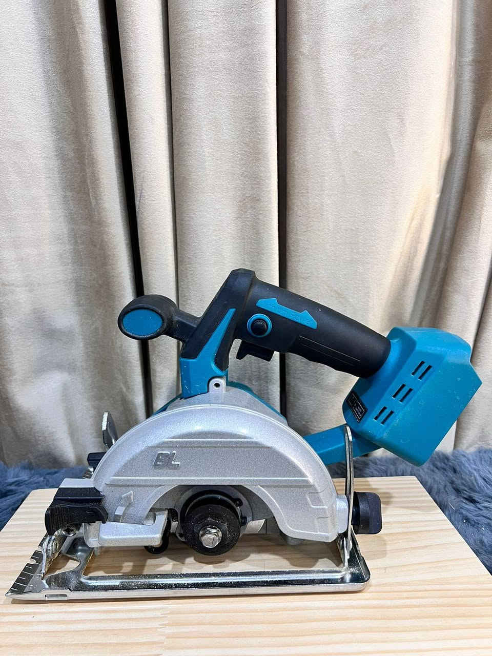 كتر جديد سنوك مع بطاريات اثنين وشاحن وحجر شي راقي كامل الملحقات شرط الفحص سعره 60الف


**إذا كنت صاحب هذا الإعلان وتريد حذفه لأي سبب، رجاءا أرسل رسالة إلى الدعم الفني**