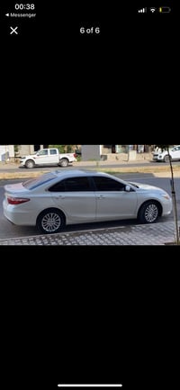 سيارة تويوتا كامري بيضاء فاخرة بحالة ممتازة وناصعة البياض. توفر لك أدا...