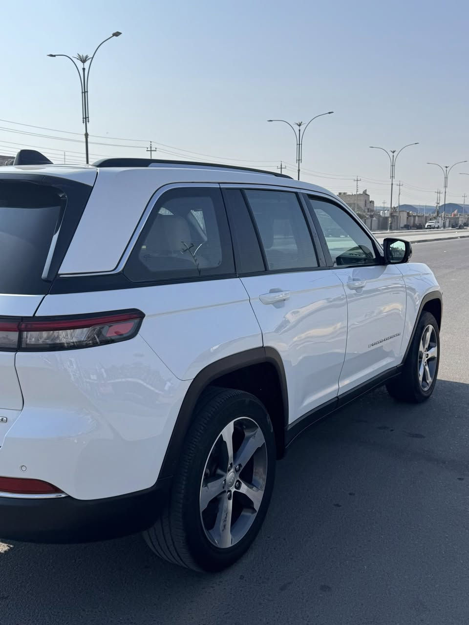 للبيع جيب لمتدد بلاص2023
السعر280$ ورقة التصال ع رقم 0770570944

مواصفات فول الفول الأخير أعلى أوبشنات

السيارة كراند شيروكي لمتدد بلاص

داخل السيارة عسلي من الجلد الفاخر

بنوراما قطعتين اسود

5 راكب

لون السيارة ابيض

المحرك: 6 سلندر 3600 فور ويل

ماشي 29 ميل

5 كامرات 360 درجة حتى كامرة بالمراية داخل السيارة

المواصفات:

* دفع رباعي 4x4

* رادار امامي مع مانع تصادم

* تحذير الخروج عن المسار .

مساج في كرسي السائق

مساج في كرسي الراكب..

* نظام التحذير التلقائي الصوتي عند اقتران اي سيارة في الطريق

* مستشعر نوم السائق مع نظام التوقف الآلي

* تحذير نقطة عمياء

* نظام تحذير عند التقاطعات.

نظام الفرامل التلقائي

* نظام تحذير عند تجاوز السرعة المحددة.

* نظام تقليل الضجيج داخل المقصورة

* إنارة داخلية محيطية.

* شاحن موبايل وايرلس

* تعديل وضعيات مقود السائق كهربائيا. وعكس السائق كهربائيً

* نظام الصوت من ماكنتوش مع 19 سماعة.

* سقف بانوراما

* شاشة كبيرة 10.1 انج

* نظام الخرائط (GPS)

* عرض خرائط الطريق على لوحة القيادة لوحة قيادة بقياس 12 بوصة.

* كاميرا محيطية 360 درجة

* 4 كاميرات خارجية مع بخاخات ماء للتنظيف. الكامرات منافذ يو اس بي وتايب سي امامي وخلفي مع منافذ كهرباء

* مصابيح أمامية زنون

* كشافات ضباب زنون

* دخول ذكي.

قفل ذكي عن طريق لمس اليد

* بصمة على 5 أبواب للدخول الذكي.

* تشغيل عن بعد.

* صندوق خلفي كهرباء 

* إضافات من الخشب الطبيعي للمقصورة الداخلية

3 وظائف للستيرن

* ذاكرة لحفظ وضعيات الجلوس للسائق.

* كراسي أمامية كهربائية

* كراسي أمامية تبريد وتدفئة.

* كراسي خلفية تبريد وتدفئة

* ستائر للنوافذ الخلفية.

* حساسات امامية.

* حساسات خلفية

* مكيف خلفي مع وحدة تحكم عن بعد.

* تدفئة ستيرن وتبريد

* مانع تصادم خلفي

مانع تصادم امامي

* بلوتوث تلفون

* كاربلاي

* محدد سرعة

* نظام التشغيل والاطفاء الاوتوماتيكي (بدء التشغيل التلقائي)

* نظام بريك اوتماتيكي (نظام الكبح التلقائي)

* وبيه هواي مواصفات بعد وهواي

مكان السيارة البصره 

منفيس تترقم كل الحافظات  التصال ع ***********
