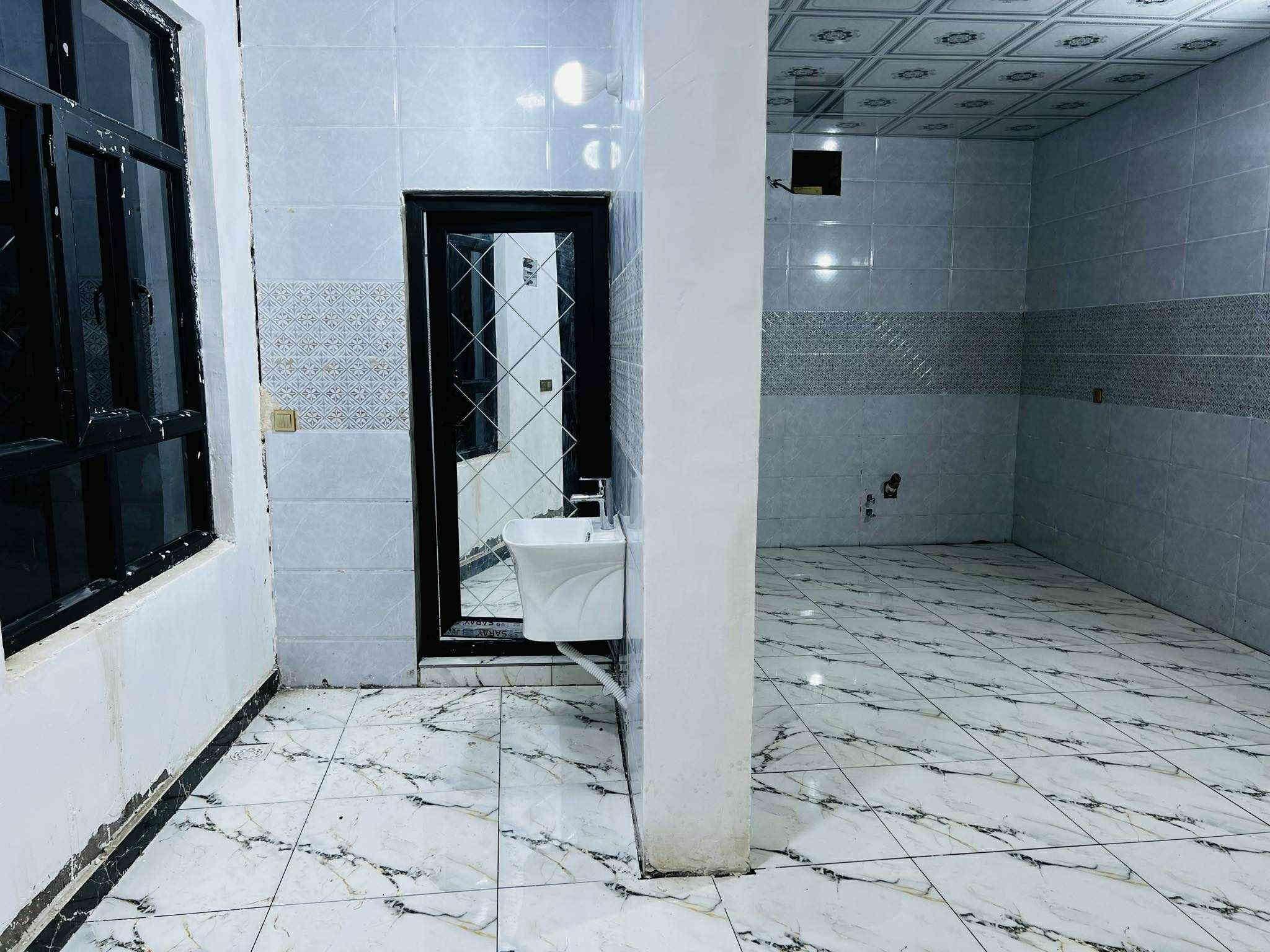 مزرعه للبيع مساحه ٨٢٥ متر مسيجه حجر سند ٢٥ مداور بناء حديث طابوك وكونكريت اساس رفت بيه غرفه 4في4 صاله 6 في 10  مطبخ ٣ في ٤ زاد حمامات وتواليت غربي ع طريق الدغاره ديوانية خلف مطعم واثق بلمازارع ***********
