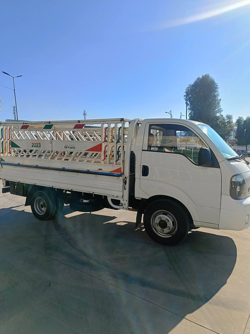 کیا بار ٤ هەزاری عادی
مۆدیل 2015 
سەنەوی تازەیە تا 2028  
اکسل و گێر و مەکینە بەشەرت تەبرید لەگەڵ سویچ 
بۆیاخی نییە تایەی تازەی بۆ بەستراوە 
هیچ مەسرەفیکی نییە مالی کاسبیە 
سعر 127 معامەلە
شوێن سلێمانی 
 *********** السليمانية, العراق
