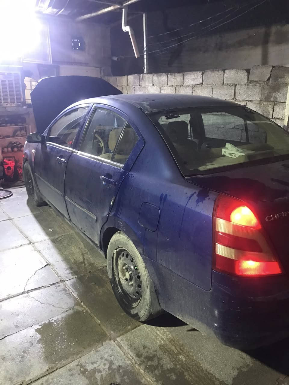 السلام عليكم 
الرجاء قراءة المنشور كامل كلشي ذاكر
شيري اي فايف ٢٠١٣ رقم بغداد انكليزي بأسمي سنويه لل ٢٩ هزه صاقطه مكينه ١٦٠٠ كير عادي كير عادي مكينه كير تدفئه تبريد كهربائيات خير من الله صدره جيد ٧٠٪؜ تخم تاير شاشه كامره السياره مابيها لاضربه ولاتبديل سابقآ صبغ حزام عدا القماره والصندوك مامصبوغات وحاليآ بيها هاي الضربه الموضحه بالصور يرادلها سحب وتبديل دعاميه الشاصي واللغود سليمات فقط البدنه ترجع
نواقص السياره 
درايم شفت عكس السايق يطكطك بالاستداره 
مكاين الجام السايق والوراها عاطلات 
الكمبريسر شغال وبارد بس من اطفي التبريد يطلع صوت ويروح مال كلج عارضها ٣٥وبيها مجال بسيط 
مكاني بغداد الزعفرانيه 
***********
