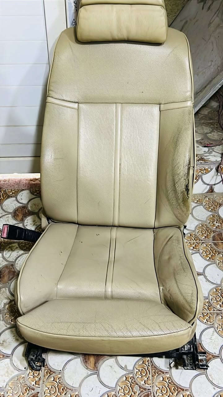 السلام عليكم غراض باخره لبيع                          ماعندي مكان الهن
كشنات فول حاويه فقط
مكينه 50 حاويه 
درع مكينه حديد وبلاستك 
مكاني الكوت 
***********
