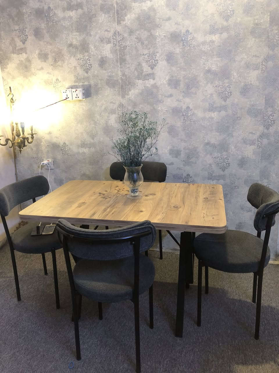 ميز طعام اربع كراسي نظيف جدا استعمال  كم شهر العنوان الكسره قرب ملعب الكشافه للاستفسار على الرقم ***********
