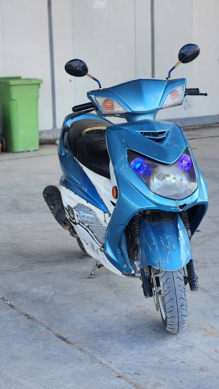 دراجه سكنس فحل نوزل فقط كفراتها شويه تعبانه من محرك نضيف وشلعه خير من الله السعر ٧٥٠ بيها مجال حك الجيه العنوان ديالى بعقوبه تليفون ***********
