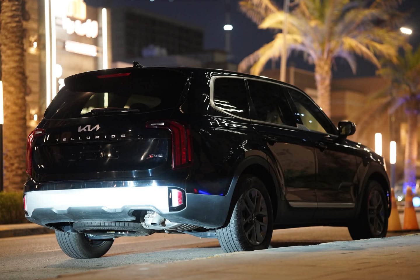 KIA TELLURIDE 2024 Lx
كيا تيلورايد 2024 LX  

وارد امريكي  رقم بغداد باسمي سنويه وهزه جديد

محرك : 6 سلندر 3800 يولد قوة 295 حصان  وعزم دوران 355 نيوتن  + كير 8 سرعات 

الضرر ✖️ : قبق جنطة مبدل نفس اللون حادث بسيط كلش  
بدون اي ايرباك 
السيارة ماشية 20 الف كيلو فقط قابل للزيادة 

مواصفات : ( شاشة - كامرة خلفية - تحديد مسار - مثبت 

سرعة - اوتو هولد - وضعيات قيادة - قيادة خاصة 

للمنحدرات - رادار امامي - رادارات جانبيه - اشارة بالمري - 

حساسات خلفية - توقف ذاتي - انظمة تحذير - مقاعد 

الخلفية تحكم كهربائي - لايتات زينون LED - ) 

وباقي المواصفات المعروفة بالفئة هاي 

السعر 275 وبيها مجال بسيط
***********
