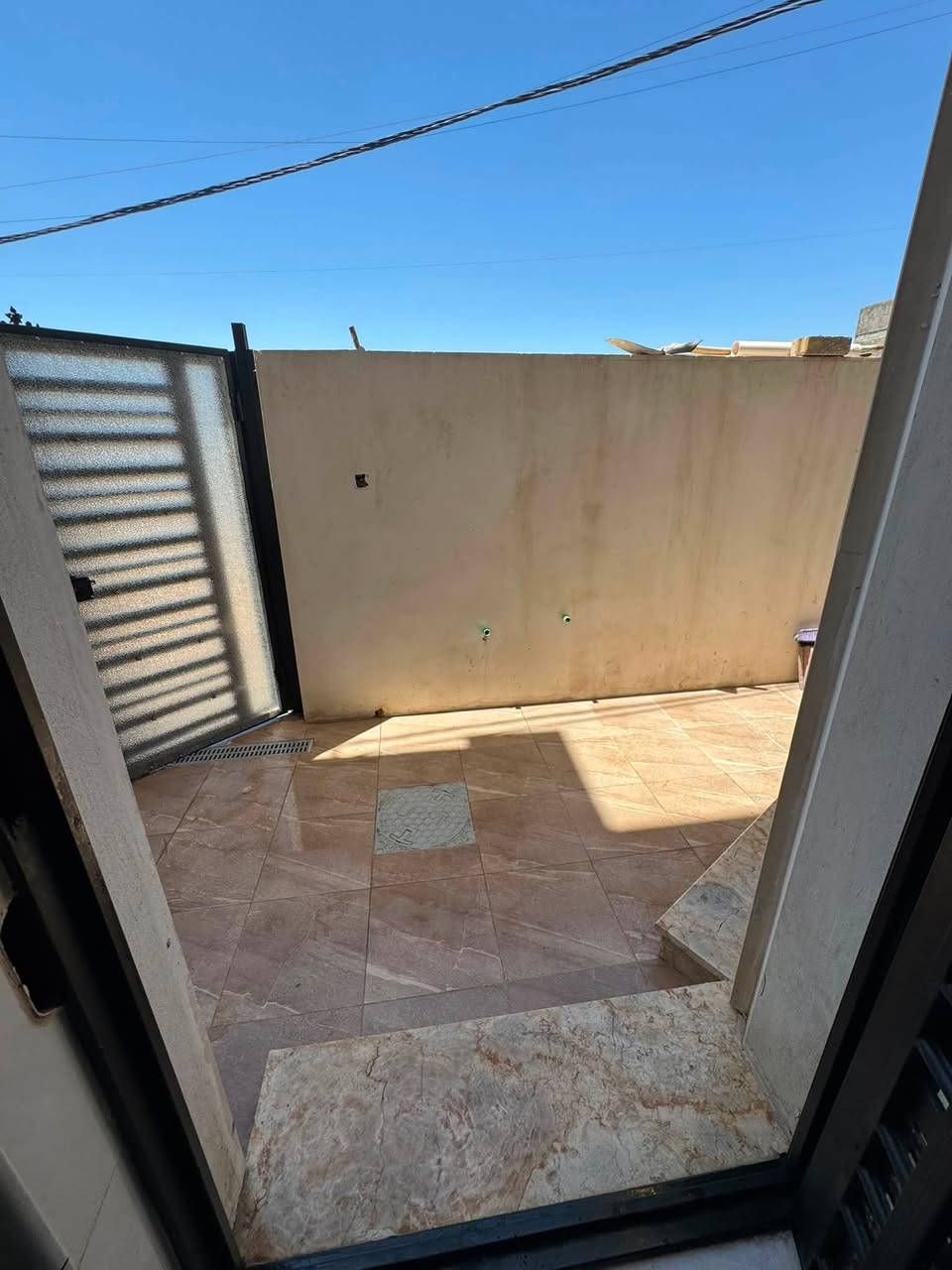 السلام عليكم بيت للبيع زيرو بعده ممسكون بي الصابيات مربع ال١٢ الف قرب المدرسه الجديده من ضمن قطعه ركن على شارع ٢٠ بطن الركن مساحة ١٠٠ م  واجهة ٨ في ١٢،٥ اربع غرف نوم ٣ خدمات استقبال ومطبخ وحولي وغرفة نوم الطابق الاول الثاني ٣ نوم وخدمات السعر ١٧٨ وبي مجال بسيط *********** ابو مصطفى

