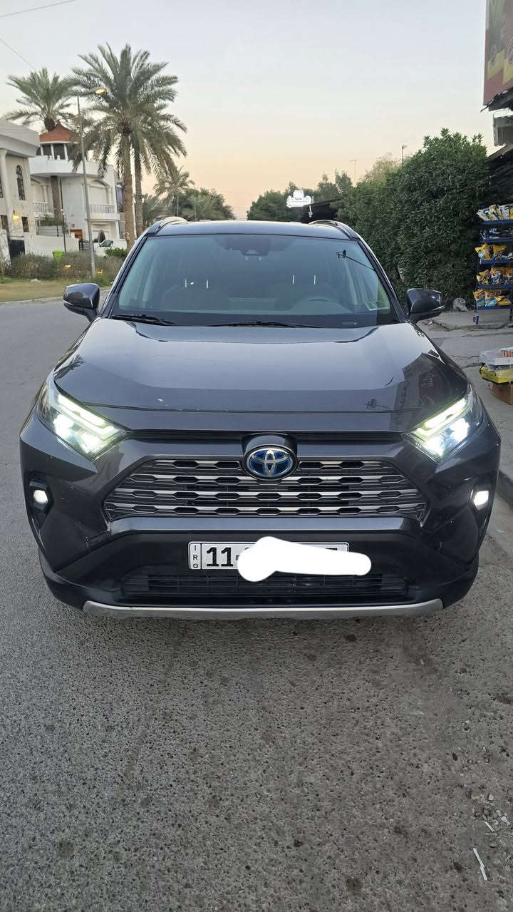 تويوتا راف 4 هايبرد 2023 لون رصاصي فيلي رقم بغداد بأسمي ماشية 21 الف ، بغداد اليرموك 4 شوارع
سيارة فول مواصفات XLE فتحة رادارات كاميرا تحكم سرعة صندوق كهربائي حساسات شاشة جبيرة تدفئة كشنات تدفئة ستيرن مري كهرباء رادارات جانبية رادار امامي كاميرا،  4 وضعيات قيادة
حادثها سرقة البنيد و الجاملغ اليسرة و الرادار الامامي فقط ، البنيد مبدل نفس اللون بدون صبغ و الجاملغ مبدل و مصبوغ يعني السيارة بيها قطعة وحدة صبغ فقط، ( بيها طخة خفيفة كلش اقل من شبر بالباب اليسرة الورا و الباب اليمنه الكدام اني طخيتها بتاير سيارتي الثانية بالكراج و موجود التصوير ) و صلحتها ع بارد و pdr يم علي المندلاوي و رجعت بلاد و موجود وصل التصليح مال  مندلاوي .
اتصال: *********** واتساب 
رقم الشاصي: 4T3RWRFV6PU105127
