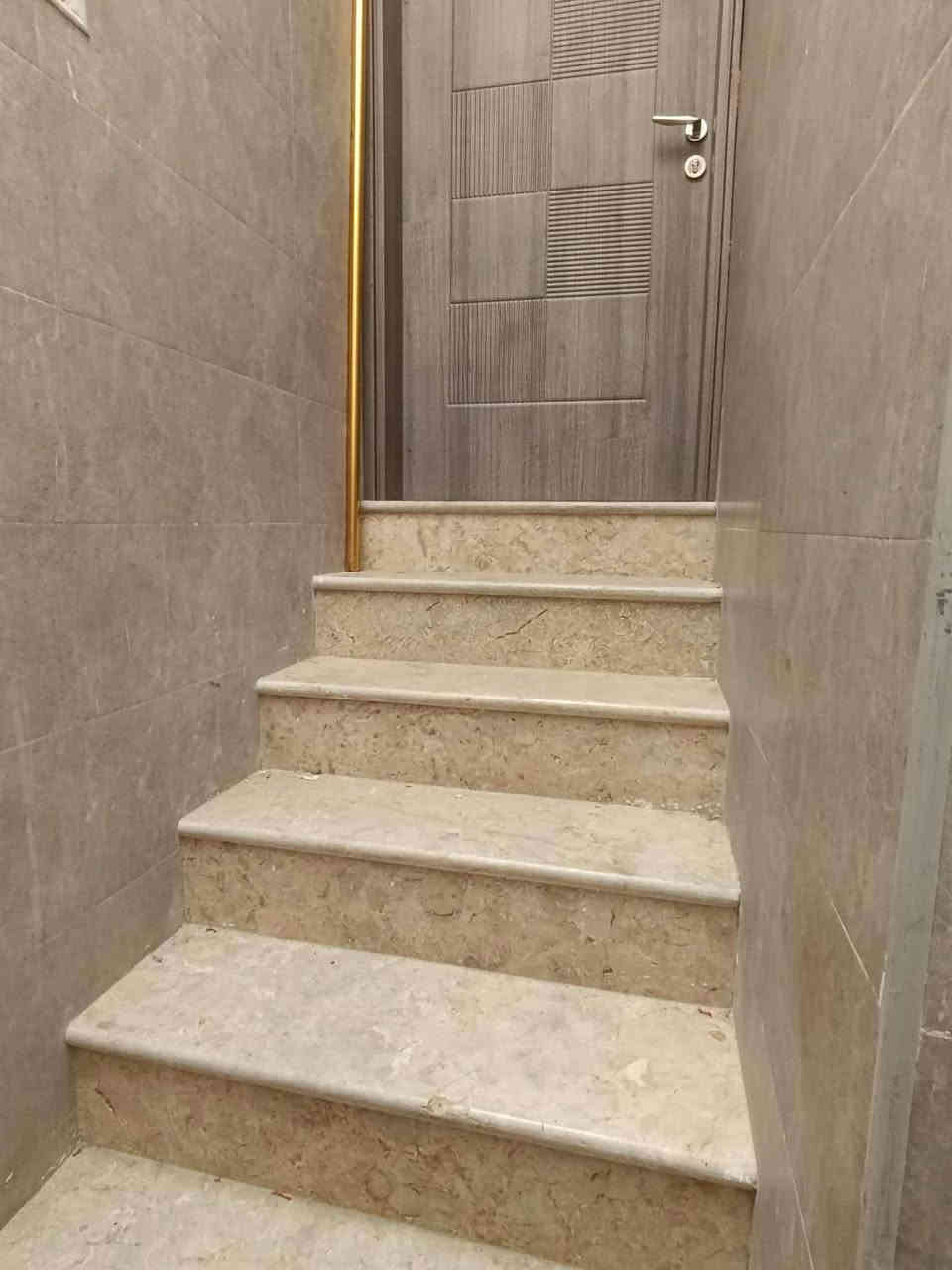 السلام عليكم مشمل للايجار الجمعيه قرب مول الحارث شقه جديده بناء حديث الاجار لعائله اصغيره /صاله/ومطبخ/ غرفه / صحيات / درج مرمر بناء جديد الشقه مكانه مميز الايجار ٤٥٠  بشهر استفسار اكثر الاتصال على الرقم ***********
