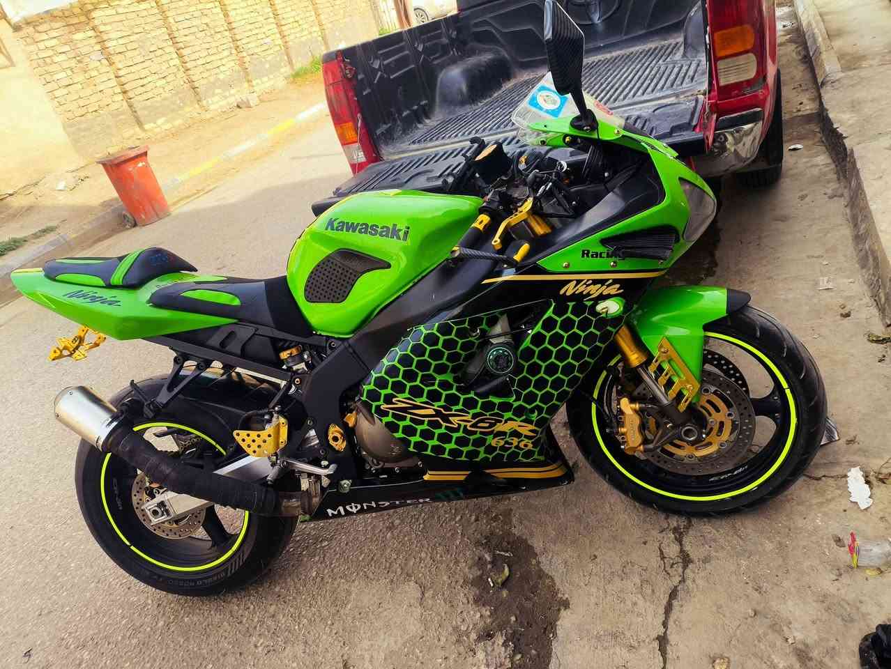 السلام عليكم كاوسكي موديل 2004 مكفولة كفاله عامه 
رقم وسنويه باسمي رقم مميز ماشيه 47 
سويتله ادامه كاملة قبل 3 ايام 
بدلت مجاول 
بدلت بلكات جديدة اصليه NJK 
بدلت دهن وفلتر  كلشي جديد
دراجة كاملة من كلشي 
مكاني ناصرية مركز وهذا رقمي شراي يخابر ***********
