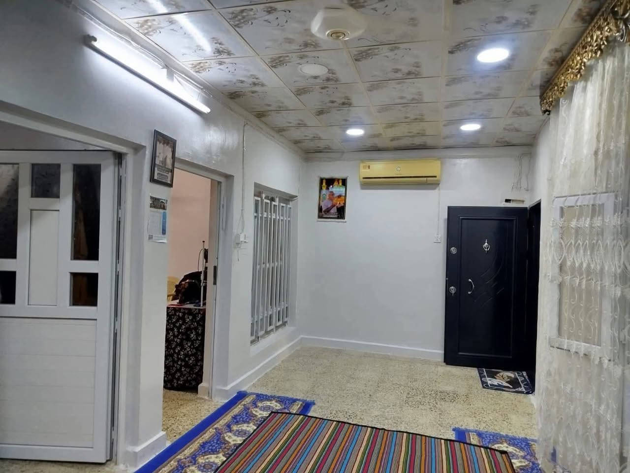 🏠 منزل للبيع في كركوك - منطقة المصلى (فرصة ممتازة للسكن أو الاستثمار) 🏠
لكل من يبحث عن موقع مميز، هادئ، وقريب من كافة الخدمات.. نعرض لكم هذا العقار المميز الواقع في منطقة المصلى، بموقع استراتيجي جداً (قريب من المدارس، السوق، وقريب جداً من جامع ملا عابد).
العقار عبارة عن مشتملين متجاورين، ويتميز كل مشتمل بأنه يتكون من (طابقين)، وتفاصيلهما كالتالي:
1️⃣ المشتمل الأول (الركن) - مساحة 171 متر مربع (طابقين)
الموقع: ركن مميز على واجهتين.
الواجهات:
واجهة داخل الفرع بعرض 25 متر.
واجهة مقابيل الجامع بعرض 7 أمتار.
البناء والتصميم: يتكون من طابقين، ويحتوي على (مطبخ، صحيات، غرفة استقبال، غرفتين نوم).
الاستثمار: المشتمل مؤجر حالياً بـ (250 ألف دينار عراقي شهرياً).
2️⃣ المشتمل الثاني - مساحة 100 متر مربع (طابقين)
البناء والتصميم: يتكون أيضاً من طابقين، ويحتوي على (مطبخ، صحيات، غرفة استقبال، غرفتين نوم).
الحالة: نظيف جداً، بناء مرتب وجاهز للسكن المباشر.
💰 خيارات الشراء والأسعار:
الخيار الأول (شراء المشتملين معاً):
المساحة الإجمالية: 271 متر مربع (المشتملين طابقين).
السعر الكلي: 180 مليون دينار عراقي (وبيه مجال للشراي الجاد).
الخيار الثاني (شراء مشتمل الـ 100 متر فقط):
إذا كنت ترغب بشراء بيت واحد فقط، البيع متاح لمشتمل الـ 100 متر (طابقين).
السعر: 110 مليون دينار عراقي (وبيه مجال للشراي الجاد).
📞 للاستفسار والتواصل:
لمعاينة العقار أو لمزيد من التفاصيل، يرجى مراسلة الصفحة مباشرة 📥 أو الاتصال على الرقم التالي:
[*********** 📱]
