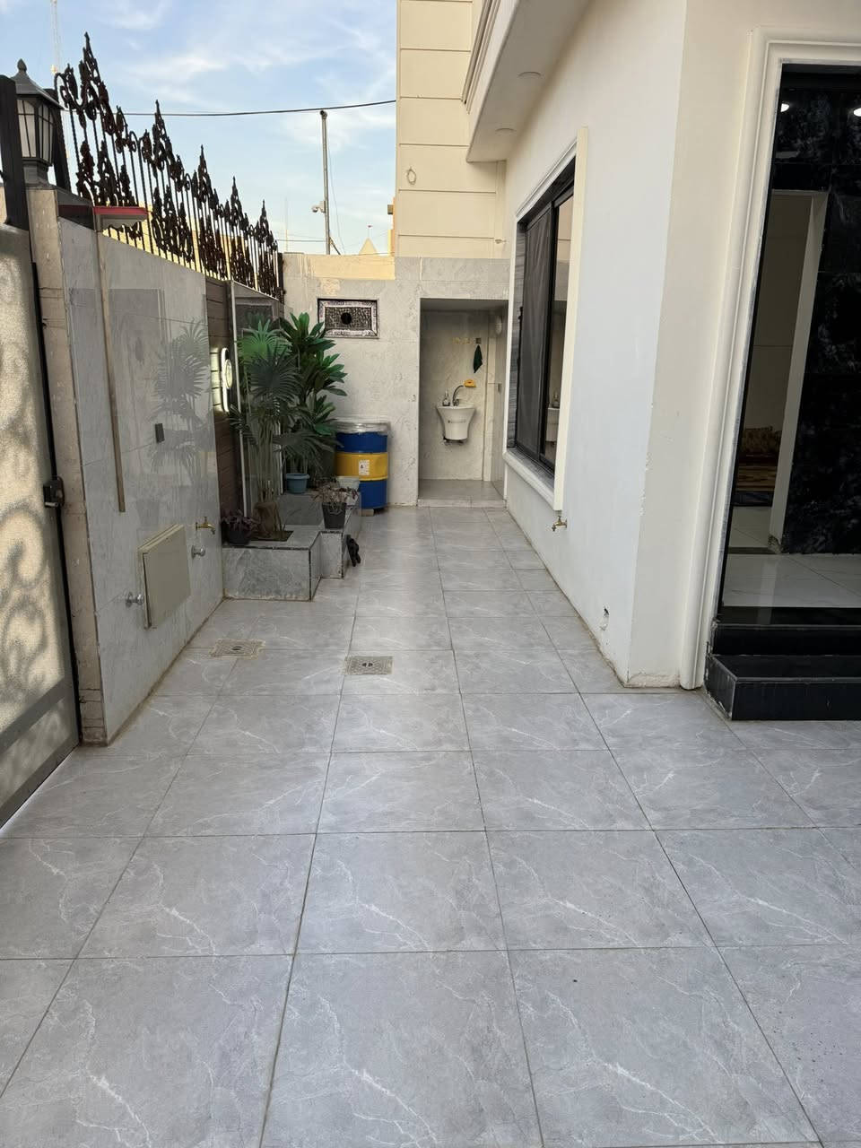 #عروض #مكتب #دانية # للعقار # 

#تجدون #كل #ماهوا #جديد #ومميز #لد #مكتب
🌟 فرصة مميزة لامتلاك بيت أحلامك! 

📍 الموقع: حي التعليم العالي_ مجمع النور السگني 
📐 المساحة: [240] م²
🏛️ الواجهة: [12] متر] 
🛏️ عدد الغرف: [5] غرفة نوم 
🚿 عدد الحمامات: [3] حمام
🛋️ تفاصيل إضافية:
▫️ صالة واسعة
▫️ مطبخ [حار+بارد]
▫️ / كراج / سطح
▫️ نوع البناء: [حديث]

🏗️ عدد الطوابق: [ طابقين]
📶 الخدمات:
✔️ ماء حلو دائم
✔️ كهرباء وطنية

💰 السعر يذكر عنده الاتصال او مرجعة المكتب 

🔴الكائن سايدن التعليم العالي قرب مجمع الغزل
      مرجعه # مكتب # دانية # للعقار#
🔴نستقبل كافة العروض العقارية في مناطق الموصل 

🔴سكني تجاري زراعي 

📞 للاستفسار والمعاينة]
***********📲 
📲*********** 
#حي #الملايين #الاولى #الملايين #الثانيه 

#دار #للبيع #بيت #للبيع
