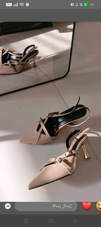 هذي كعب حريمي بلون بيج مع كعب ذهبي فاخر. تصميم أنيق ومناسب للمناسبات ا...