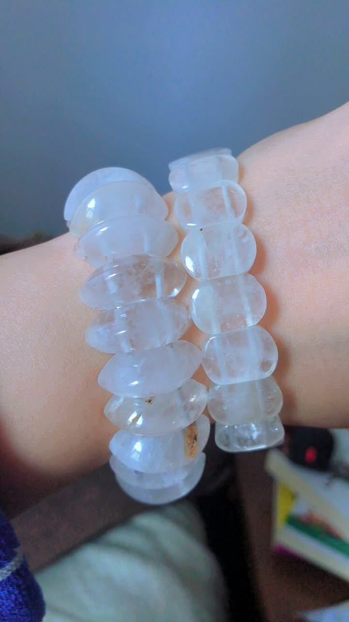 🌑 ليس كل من يرى الحجر… يكون من نصيبه

في عالم إيزيس،
الأحجار لا تُعرض فقط…
بل تُخفي أسرارها حتى تجد الشخص المناسب لها.

قد تمرّ على مئات القطع،
لكن…
سيكون هناك حجر واحد فقط
يلفتك بطريقة لا تُفهم… وكأنه يناديك.

وهنا تبدأ القصة ✨

لأننا نؤمن أن:
💜 الحجر لا تختاره أنت… بل هو من يختارك
💫 يصل إليك عندما تحتاج طاقته بالضبط
🌙 ويحمل لك نية خُلقت لتنسجم مع روحك

أحجار إيزيس ليست عشوائية،
كل قطعة يتم اختيارها بعناية…
وتُمنح نية خاصة وطاقة مدروسة
لتكون أكثر من مجرد زينة…
بل رفيق طاقي يرافقك في رحلتك.

قد لا تفهم سبب انجذابك الآن…
لكن قلبك يعرف 💫

✨ إذا شعرت أن هذا الحجر لك…
فهو بالفعل كان ينتظرك.

—
إيزيس للأحجار والبخور


**إذا كنت صاحب هذا الإعلان وتريد حذفه لأي سبب، رجاءا أرسل رسالة إلى الدعم الفني**