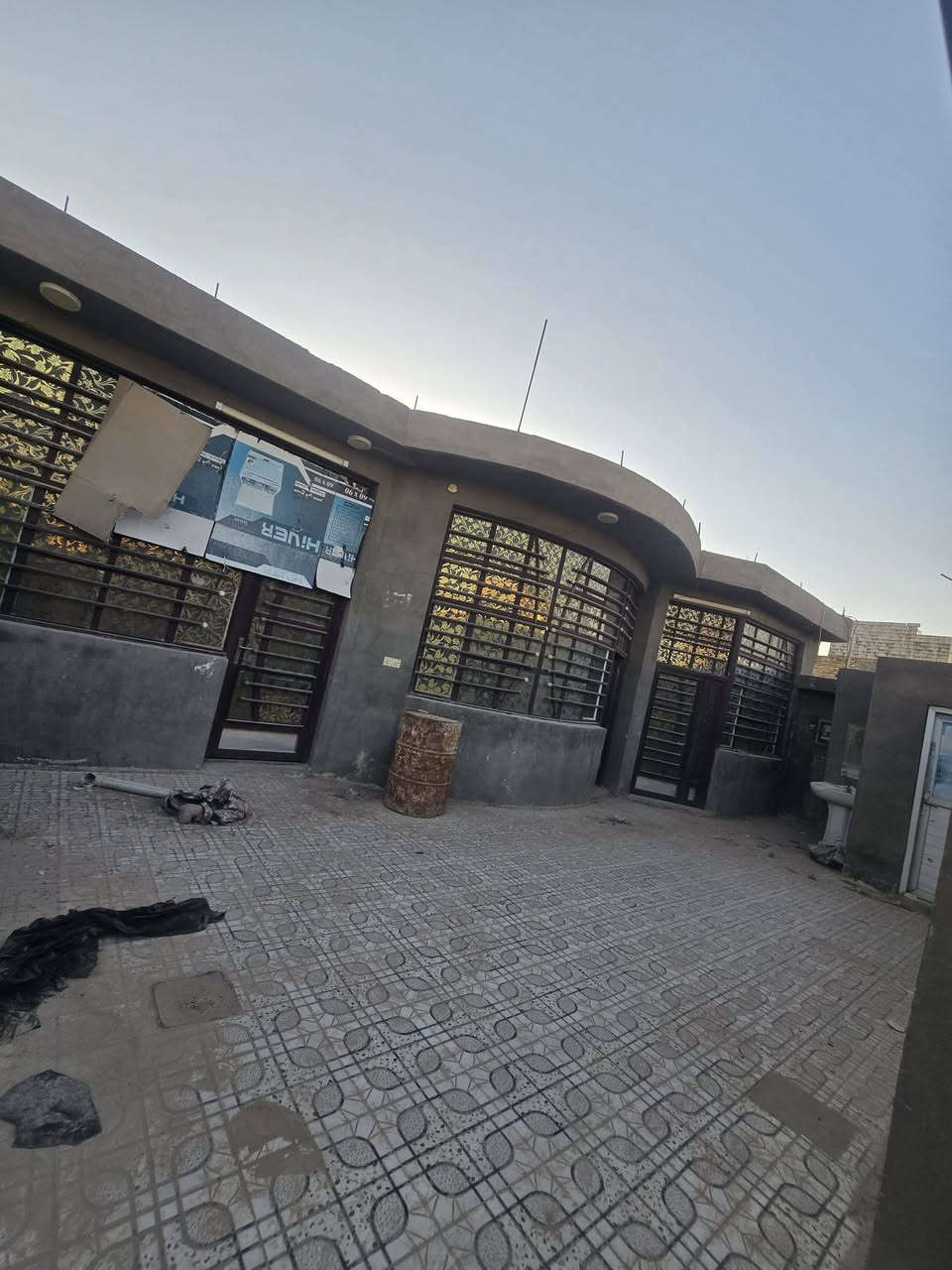 بيت لبيع بشارع المطار الجديد المساحه ٢٠٠متر يحتوي على غرف ٢ وصاله ومطبخ وستقبال ومكشوفه وصحيات وطارمه السعر ٥٥وبي مجال كونكريت البناء طابوك للستفسار *********** مكتب بركات ام البنين قرب مثلجات سنبله
