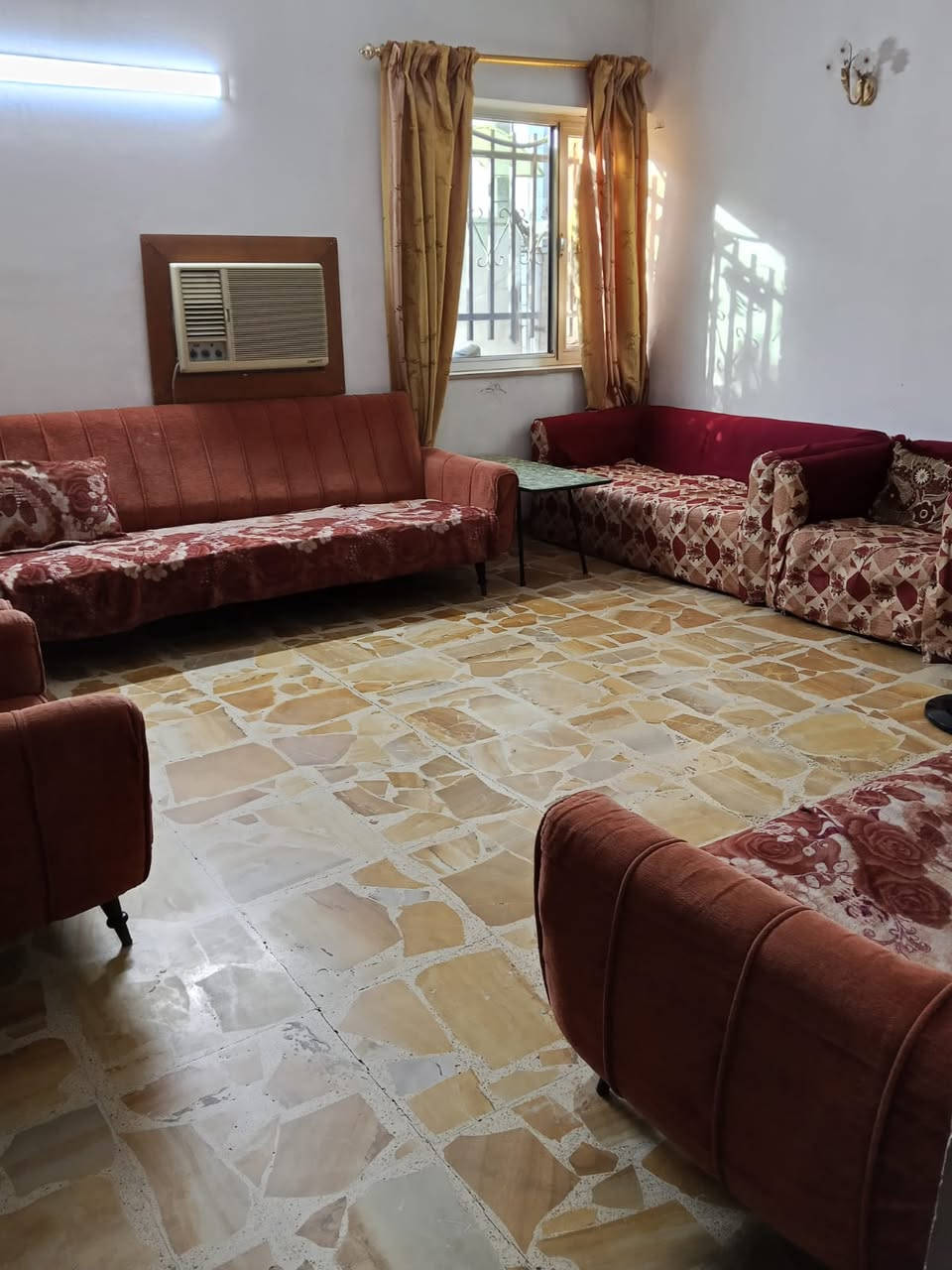 من المالك مباشرة بدون دلالية بيت مميز للبيع في حي الأطباء مساحة 240م , واجهة 12م إلا ربع , نزال 20م و40 سنتم في مربع الياسري أول فرع بعد الخدمي مقابل السمجة . يبعد 20م عن الشارع التجاري. يتكون من طابقين بناء تحتوي على غرقة استقبال وحولي كبير وأربع غرف نوم وحمامين سيراميك ومطبخين وحديقة أمامية صغيرة النظافة من الداخل فوول . مع ترك خلفي 4x4m . الطابق الثالث سندويج يحتوي على غرفة كبيرة قابلة للتقسيم مع غرفة منام مع مطبخ وحمام مع وجود مساحة بالسطح , درج خارجي بمدخل منفصل 

الواجهة العريضة تسمح باستثماره حيث يمكن تقسيمه الى ثلاثة أو أربعة وحدات سكنية وتأجيره.  

للإستفسار الاتصال على الأرقام:  *********** , ***********  مباشر أو واتساب
