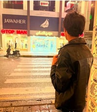 جاكيت جلد رجالي أنيق باللون الأسود، يعكس مظهر راقي وعصري. مناسب للطقس ...