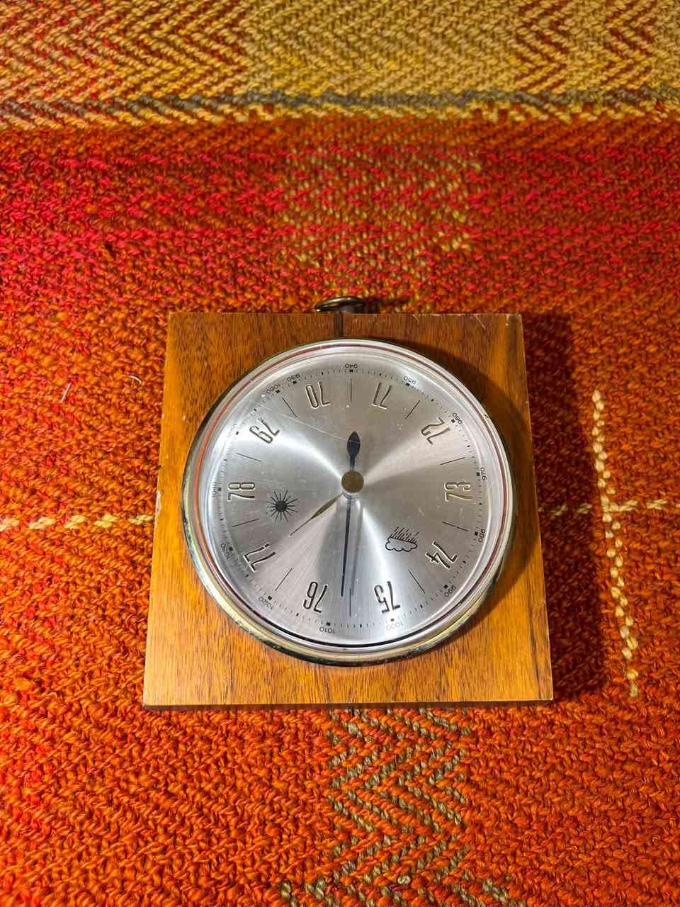 جهاز بارومتر أنيرويد ( Aneroid Barometer ) قديم لقياس الضغط الجوي وحالة الطقس خشب ونحاس 
السعر ٤٥ الف
واتساب ***********
