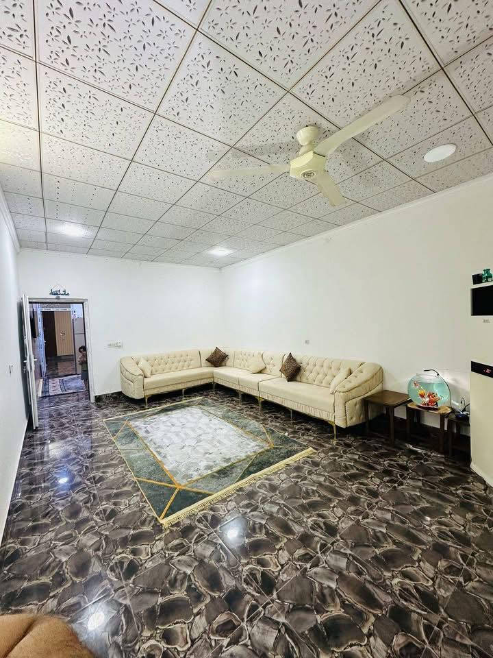 سلام عليكم 
مشتمل للبيع مساحه 100
موقع الدار بانميل ع شارع العام 
قاطين
غرف نوم 2
صاله 🏨 
استقبال 🏨 
مطبخ 🏛️ 
صيحات 2 فوك وجوه
بيتونه البيت فول سيراميك 

السعر ء24 وبي مجال بسيط 
للاستفسار  (***********
