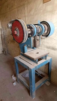 بريس عشره طن كلش جديد ونظيف للبيع العنوان بغداد باب الشيخ 07722603049