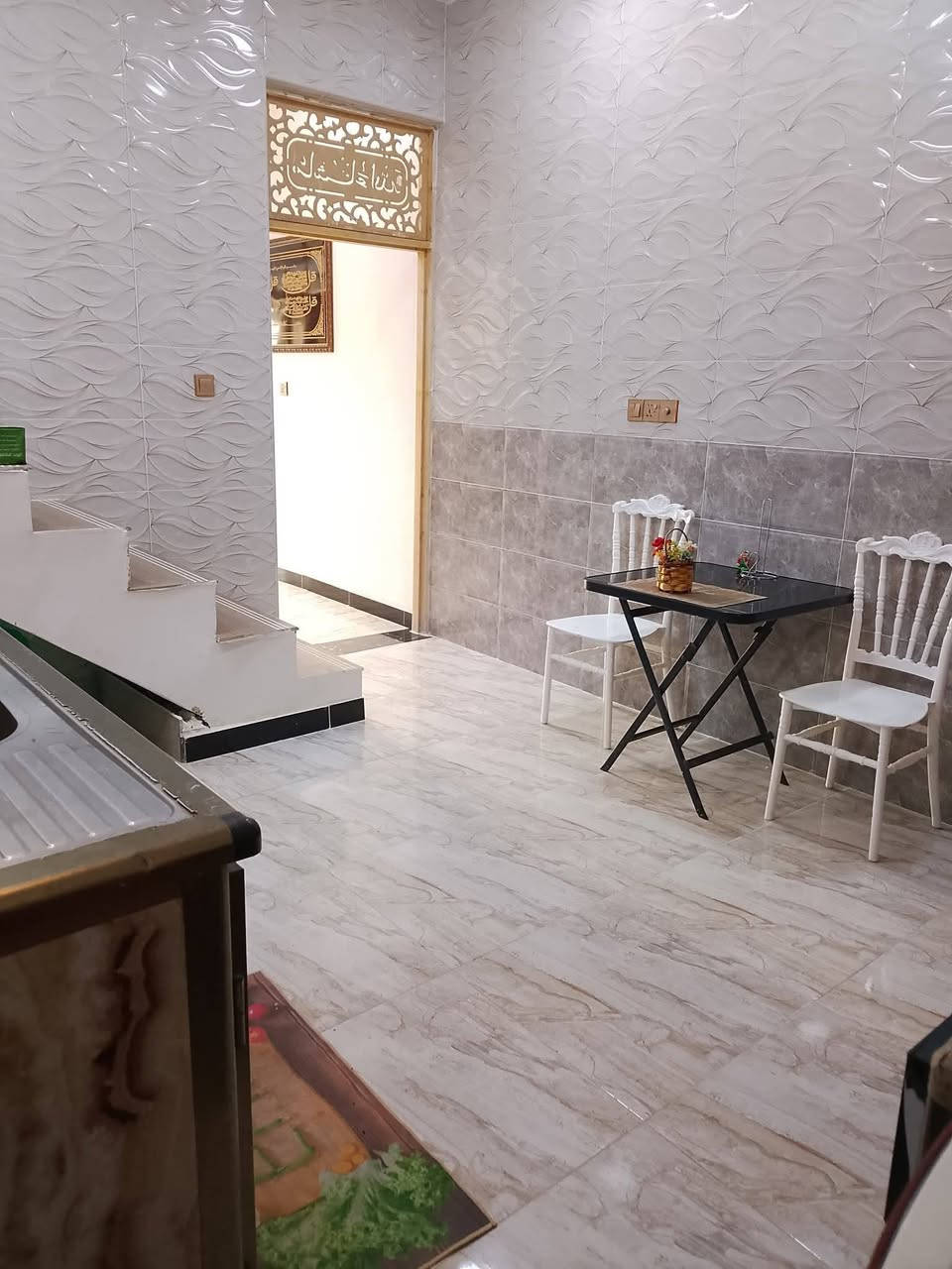 السلام عليكم بيت مساحة 50متر طابو زراعي يتكون من استقبال ومطبخ حار وبارد وصحيات خارجية وداخليه والطابق الثاني يتكون من غرفتين نوم وبيتونه كبيره وسطح   بناء حديث المنطقه كامله من حيث كهرباء وماء ومجاري البيت قريب ع شارع العام بصف الركن  العنوان سويب قرب شرطه الرابعة 
 السعر :50 وبي مجال *********** هذا رقم الهاتف وبي واتساب
