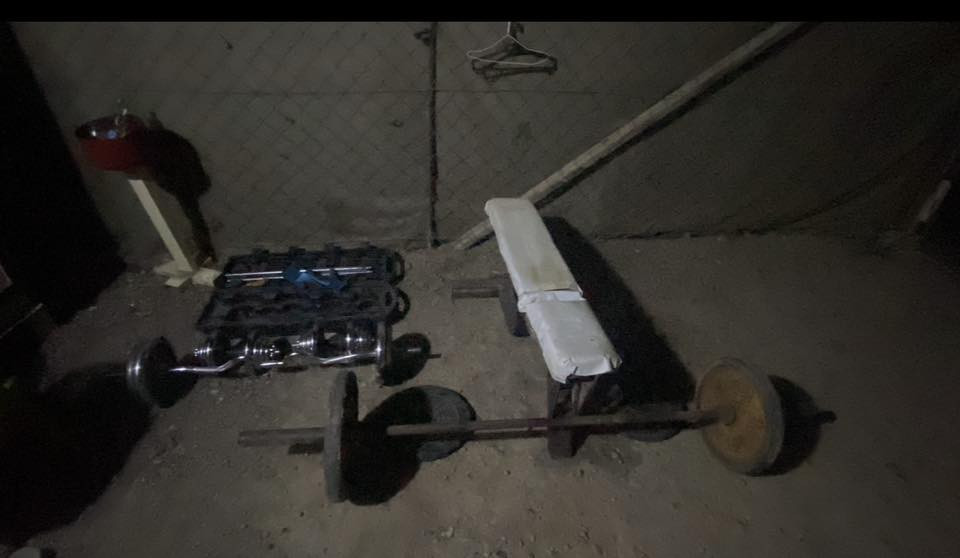 سلام عليكم  حقيبة اوزان كاملة وياها وزن اضافي 35 كيلو ومصطبة نفس الي بالصورة برتقالي او مصطبة عمل عراقي وشفت جبير اوزان 50 كيلو زوج 15 وزوج 10 سعر 200 الف عنوان بغداد  ***********
