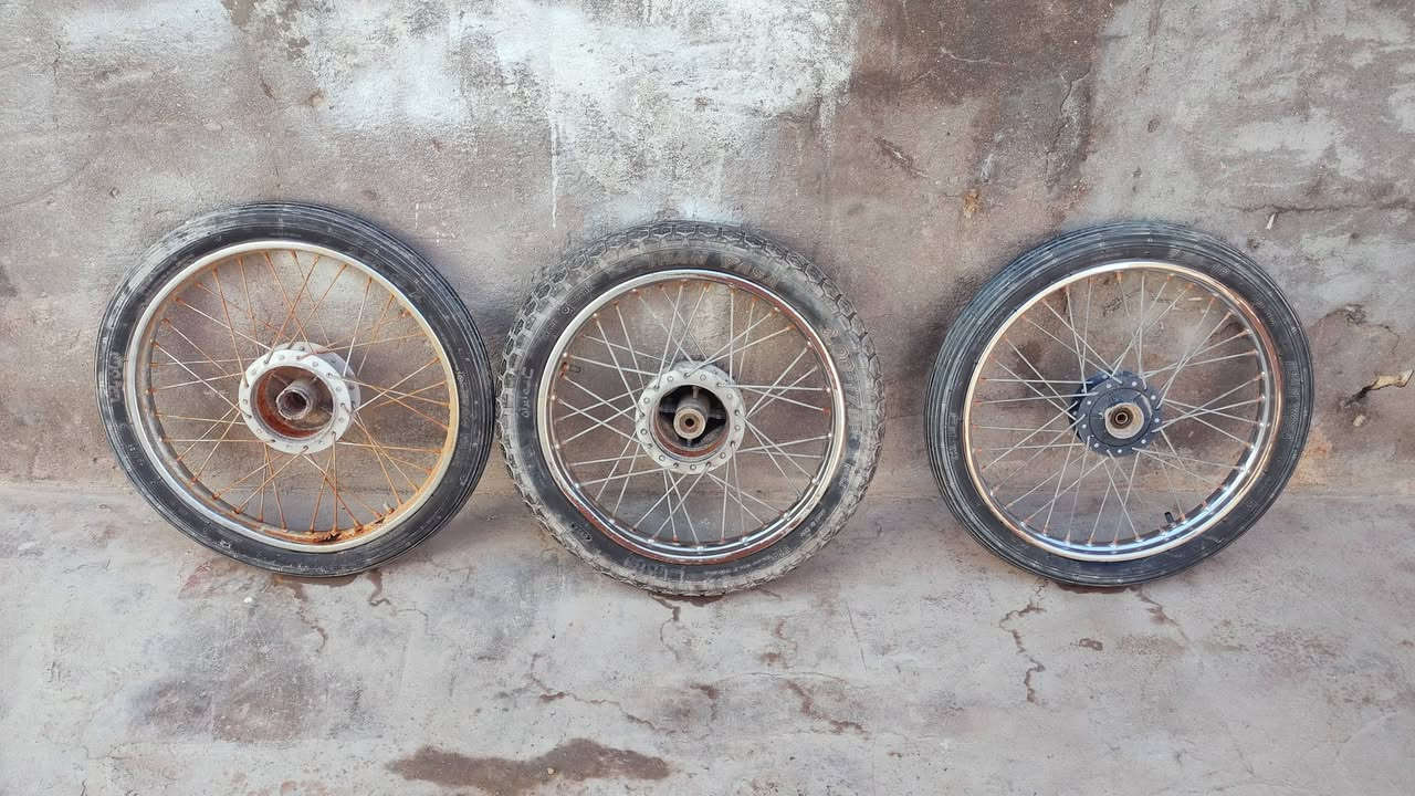 ويلات ثنين نضاف وتايراتهن نضاف بدون تيوب ويل ثالث طاك بس تاير نضيف. طوبه مال الويلي البيع والشراء يجي خاص ويدلل


**إذا كنت صاحب هذا الإعلان وتريد حذفه لأي سبب، رجاءا أرسل رسالة إلى الدعم الفني**