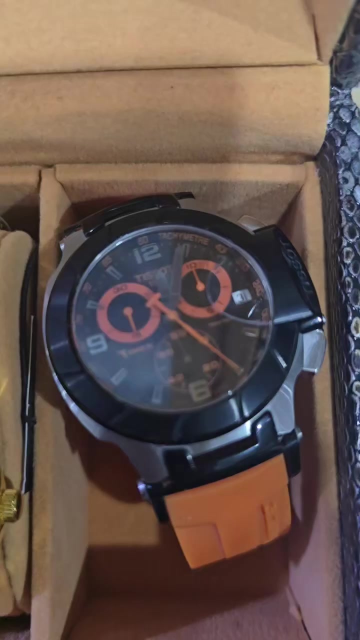 السلام عليكم شباب عندي مجموعه من الساعات للبيع فقط كلها اصلي مجموعه من ماركات كل وحده وسعرها للرغاب يتواصل معي *********** بخدمتكم
