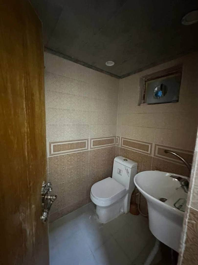 #للايجار في السيديه 

 شقه مأثثه بالكامل طابق ارضي في #السيديه 📍

*تصلح سكن طالبات او موظفات او عوائل ✅

تحتوي على غرفه نوم وصاله ومطبخ وخدمات ♻️

الأيجار 600 الف قفل 🔒 

الموقع السيديه الضباط شارع المركز 📍

#للاستفسار ***********
