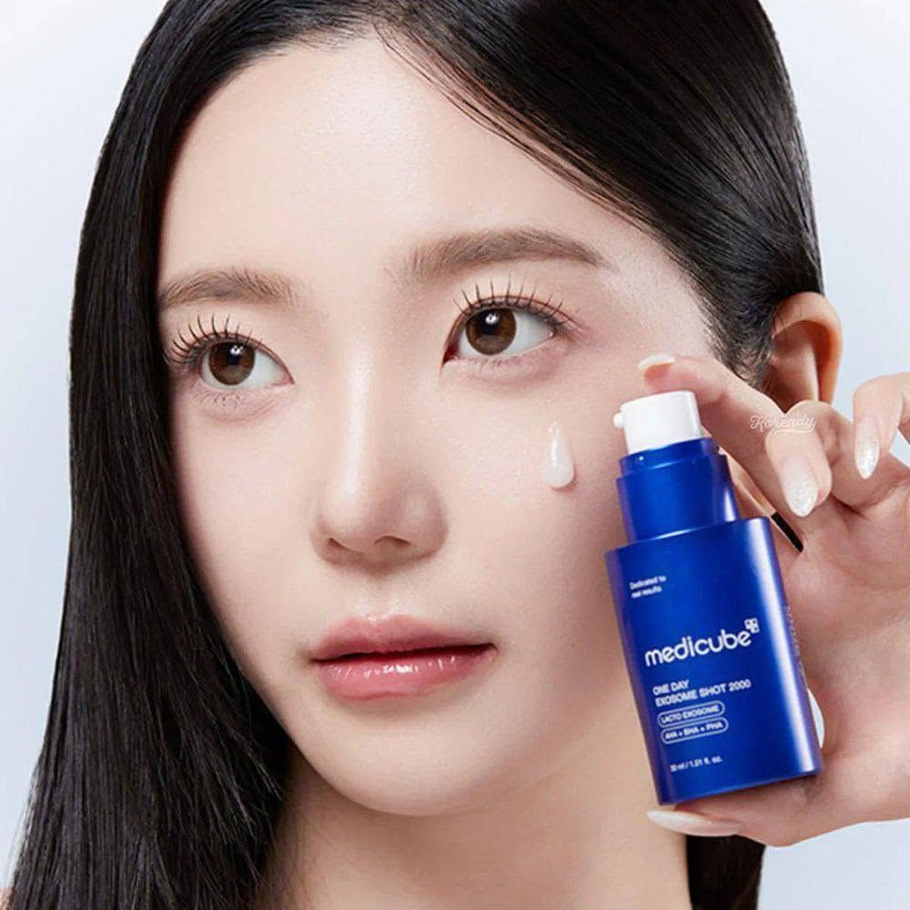 ✨سيروم ميديكوب ون داي إكسوسوم شوت بور أمبول 2000 (Medicube One Day Exosome Shot Pore Ampoule 2000)

🧬 تقنية الإكسوسوم المتقدمة
يحتوي السيروم على 2000 جزء في المليون من الإكسوسومات، وهي جزيئات دقيقة متطورة تساعد على تجديد خلايا البشرة، تحسين صحتها، وتعزيز نعومة وملمس الجلد.
🫧مصمم خصيصًا لاستهداف المسام الواسعة والرؤوس السوداء، ويساعد على تقليل مظهرها بشكل ملحوظ مع إحساس فوري بشد وتنقية المسام.
🧪 تقشير لطيف وفعّال
يجمع بين أحماض:AHA لإزالة خلايا الجلد الميتة BHA لتنظيف المسام بعمق PHA لتقشير لطيف مع ترطيب
يساعد هذا المزيج على تجديد البشرة دون التسبب بتهيج كبير.
📌 تعزيز الامتصاص العميق
تعتمد التركيبة على تقنية الإبر الدقيقة (Spicules) التي تساعد على اختراق الطبقات السطحية من الجلد وتعزز امتصاص المكونات النشطة بعمق داخل البشرة.

🌿 مناسب لجميع أنواع البشرة
تم اختباره سريريًا ليكون: منخفض التهييج . مضاد للحساسية غير مسبب للرؤوس السوداء مناسب للاستخدام اليومي، حتى للبشرة الحساسة والمعرضة لحب الشباب.
#الاصلي المنشأ كوريا 🇰🇷💯

🚘يوجد خدمة توصيل لجميع محافظات العراق 🚘 بغداد, العراق


**إذا كنت صاحب هذا الإعلان وتريد حذفه لأي سبب، رجاءا أرسل رسالة إلى الدعم الفني**