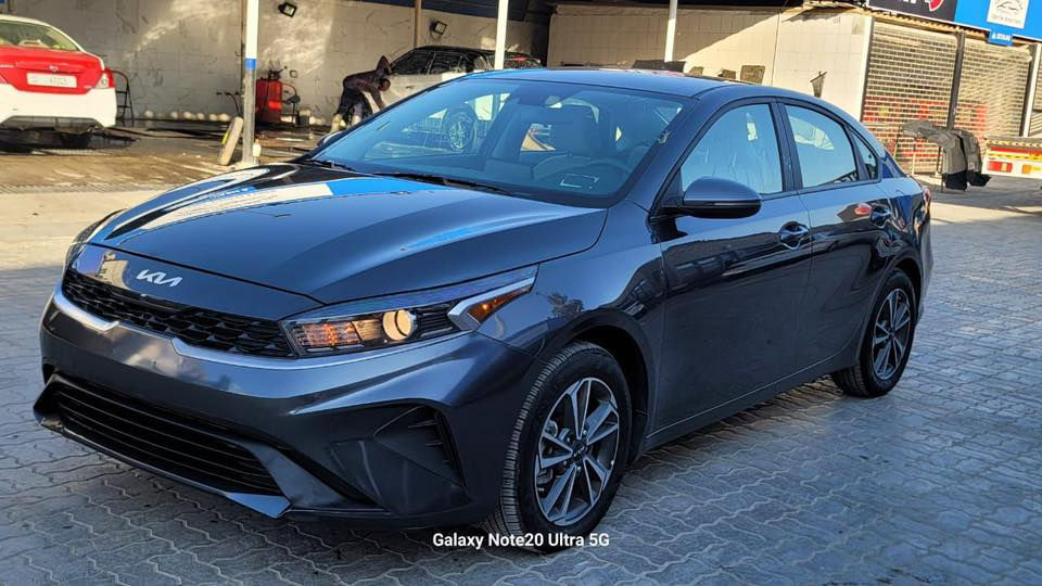 سلام عليكم عندي كيا فورتي مديل 2023 مواصفات نص فول حادث بس جاملغ ايمن فقط  وبيه بارد بل باب السايق شبر  السياره ماشي 27 سعره مرقم بغداد سعره 148 وبيه مجال رقم *********** مكان السياره بغداد
