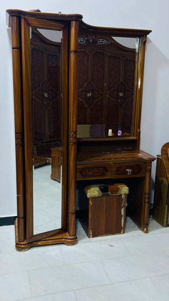 السلام عليكم 
للبيع غرفة نوم ماليزي  الأصدار الأول بسعر 250
مع كافه ملحقاتها ميز تلفاز وزاويه 
التواصل على الرقم ***********
