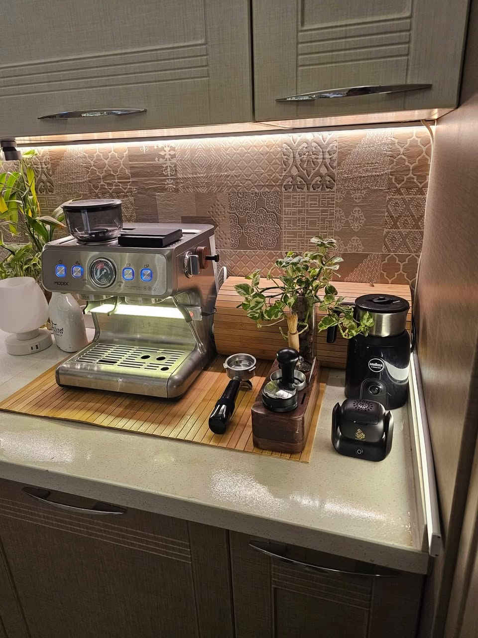 للبيع مكينة قهوة و قلاية هوائية 
مكينة قهوة مودكس ١٥ بار 
فلتر قياس ٥٨ 
طاحونة مدمجة 
مقياس ضغط 
قلاية هوائية حافظ لحد درجة ٢٢٠ 
سعرهم اثنينهم ٣٥٠ الف و بيهم مجال للشراي من صدك 
للاتصال *********** او خاص
