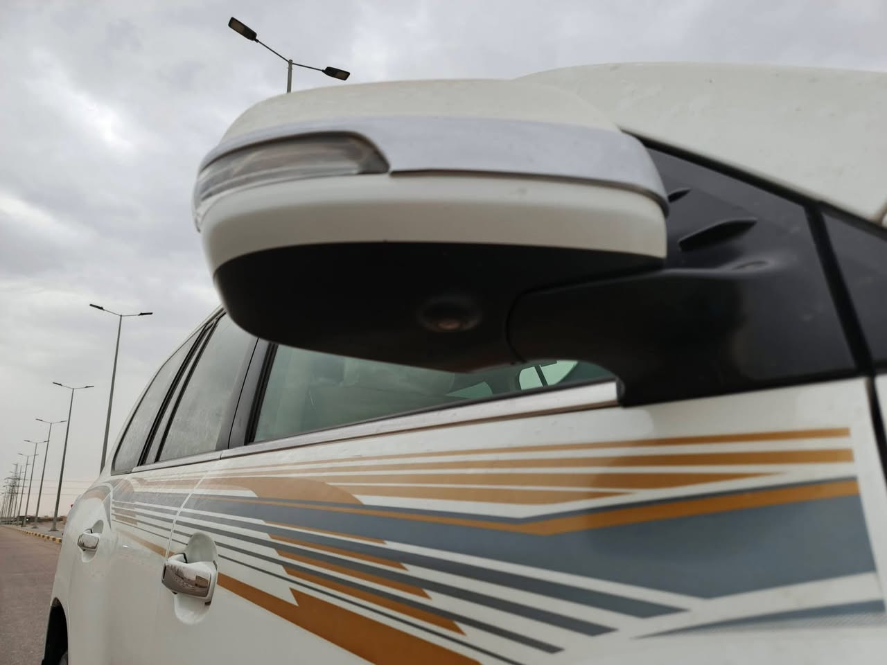 السلام عليكم لاندكروز فكساره 2014 فول مواصفات السياره جاهزه من كلشي مابيهه اي نقص سياره جديده بمعنا الكلمه وضع شركه رقم بصره بسمي  
‼️‼️ملاحضه / انا مكلف بانشر  
📍العنوان البصره الطوبه والنخيله 
***********
