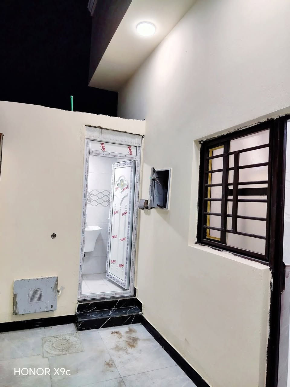 دار للبيع مساحه100متر🏠
العنوان بصره شط العرب جزيره شارع زين لعابدين
يحتوى م̷ـــِْن. أسقبال. صاله. مطبخ. 
غرفتين منام صحيات داخليه خارجيه
خدمات كامله مأء كهرباء شارع 10م كافه لخدمات متوفره
تستلم تسليم مفتاح جاهز للسكن
طابو صرف زراعي بأسم عراقي
السعر 62قابل للتفاوض
للاستفسار📞
***********📲   ***********📲
