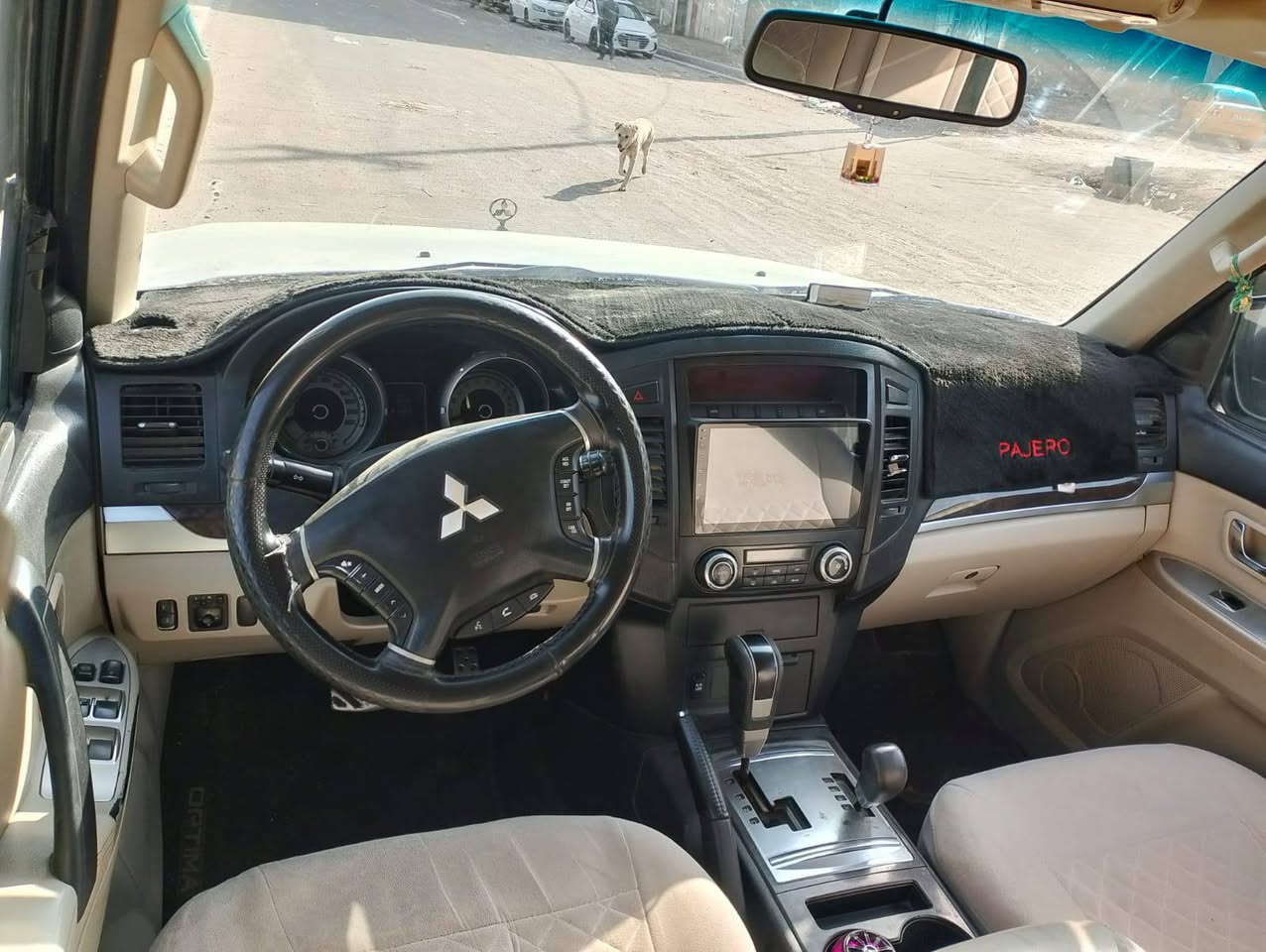 السلام عليكم 
باجيرو حبتور كامل مواصفات مكفوله 
موديل 2010 
مكينة السياره 3500 دمام 
مري شفط 
الرقم انكليزي بغداد 
بسمي التحويل مباشر 
السعر 150$ بيه مجال قليل
مكان السياره بابل 
الرقم/***********
