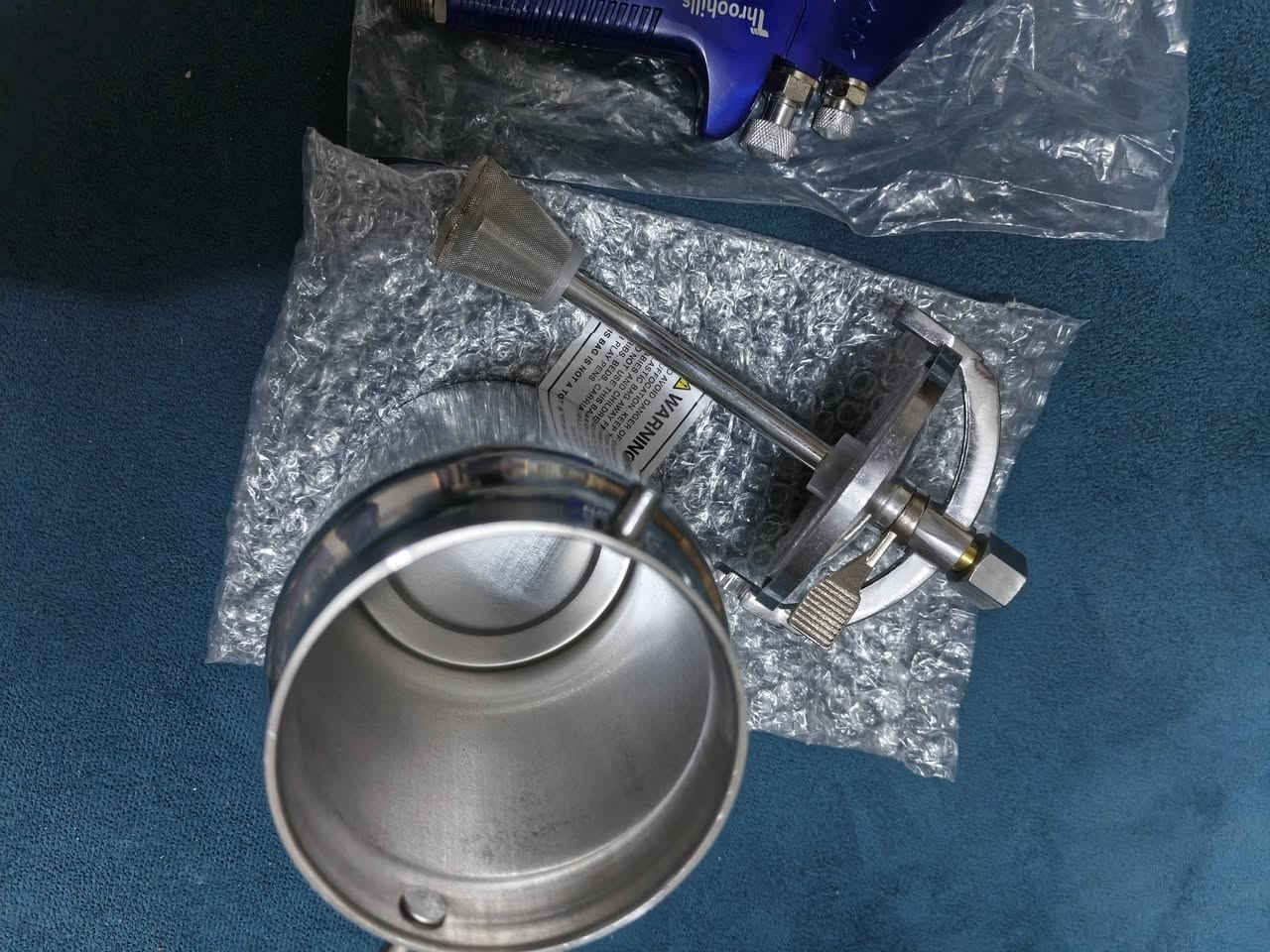 سلام عليكم اخوان
مسدس صبغ ماركة ThroohiIIs جديد ممستخدم كامل هوه و غراضه دفع مالته 2الي 3 بار سعة تخزين مالته داخل بطل 600 مل فوهة رش 1_3
1_5 مناسب للصبغ و الوارنيش 
سعر 60 الف و وبي مجال قليل 
الاستفسار على رقم *********** متواجد على خط و واتساب
