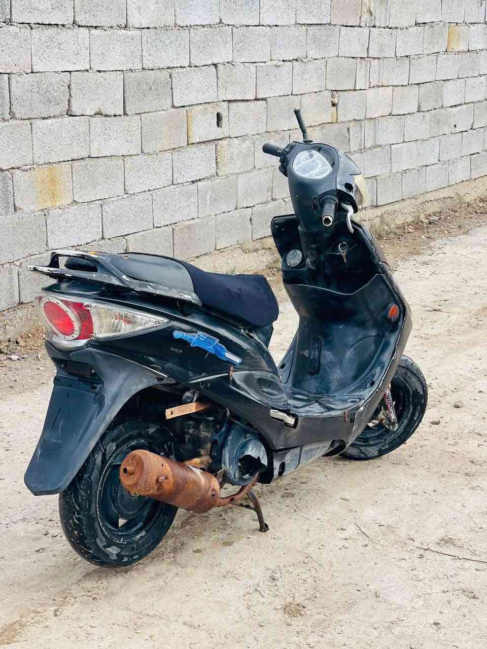 .السلام عليكم
جي فور للبيع تحتاج تجفيت سعر ٢٢٥ وبيه مجال 
تواصل رقم واتساب ***********
