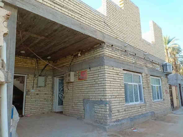 بيت للبيع المساحه 150متر طابوق الطابق الاول غرفه وصاله ومطبغ وصحيات واستقبال والطابق  يحتوي على 4غرف نوم هيكل بدون صب السعر 80مليون مع المجال كربلاء الحسينية منطقه الابراهميه سند 25يبعد عن مركز المدينه 9كيلوو ***********
