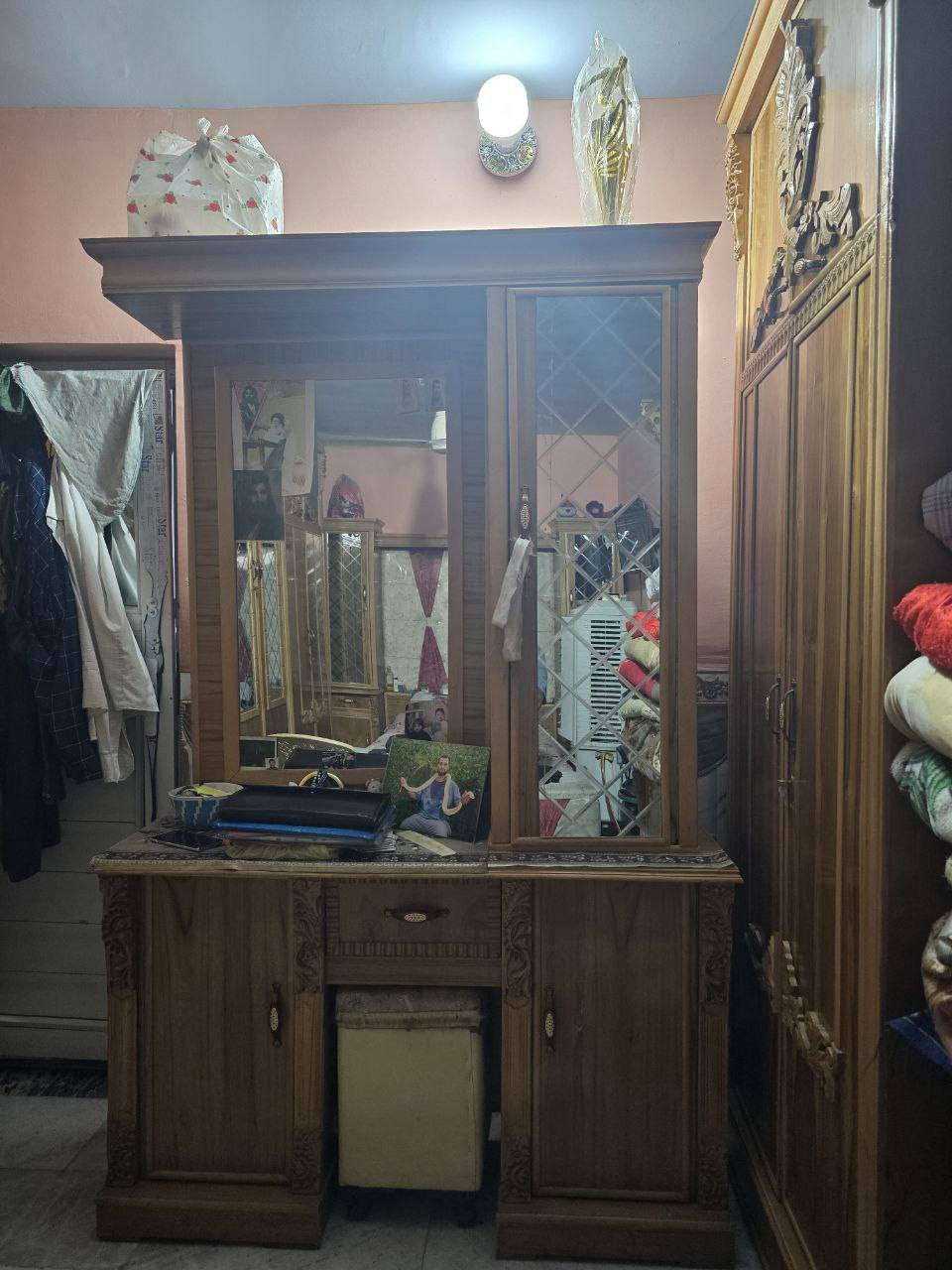 السلام عليكم غرف مسرح لبيع زان اصلي ماصارلي هواي من فصلتهه اخذتهه 3 ملاين ونص اريد ابيعه السعر 1700 مكاني بغداد الكمالية رقم ***********
