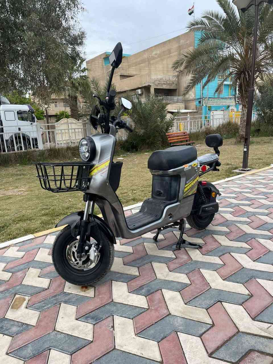 السلام عليكم
 دراجه نضيفه للبيع كامله كل نقص مابيهه 
باتريات نضيفه 
كهربائيات كله شغاله 
تايرات جديده 
بريكات 
لاتات زنون 
كشنات جدد 
مرايات اصليه 
هذه رقمي ***********
مكاني بغداد الامين الثانيه 
 عارضهه 375بيه مجال
